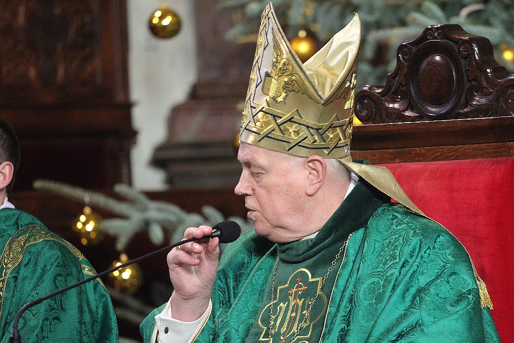 Legniccy myśliwi kolędowali i częstowali grochówką na rynku