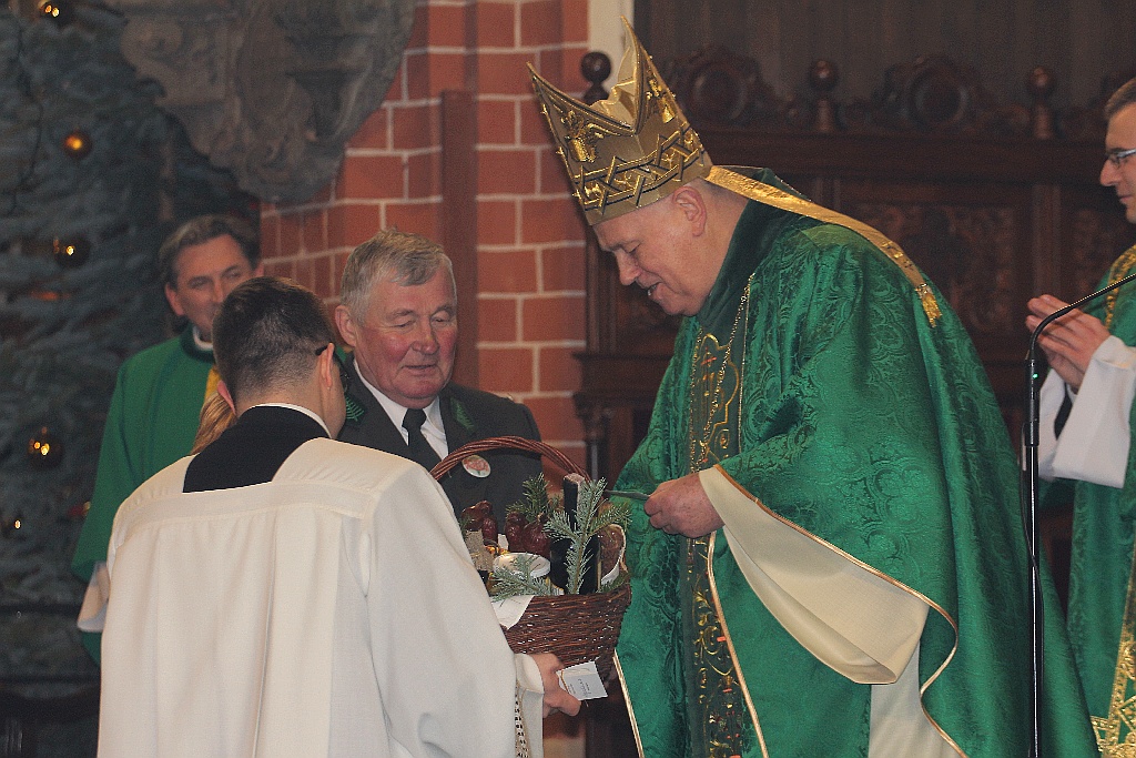 Legniccy myśliwi kolędowali i częstowali grochówką na rynku