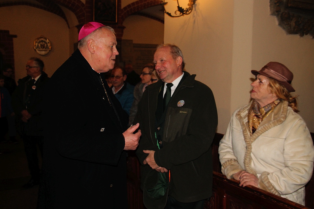Legniccy myśliwi kolędowali i częstowali grochówką na rynku
