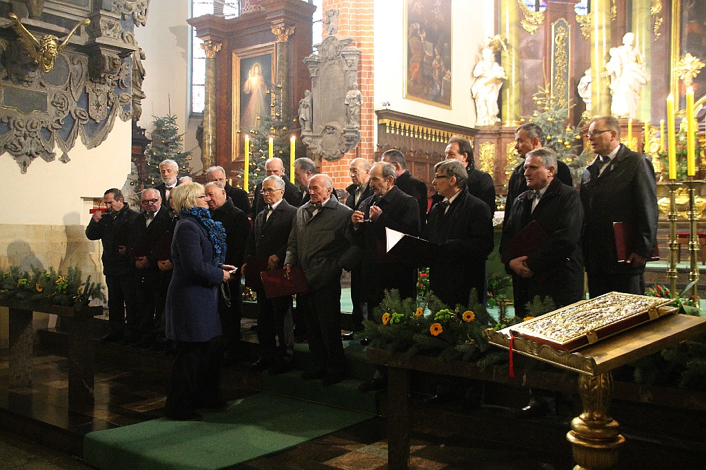 Legniccy myśliwi kolędowali i częstowali grochówką na rynku