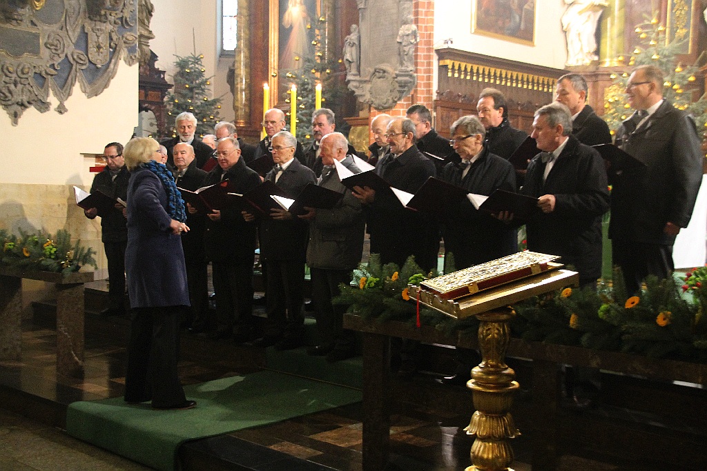 Legniccy myśliwi kolędowali i częstowali grochówką na rynku