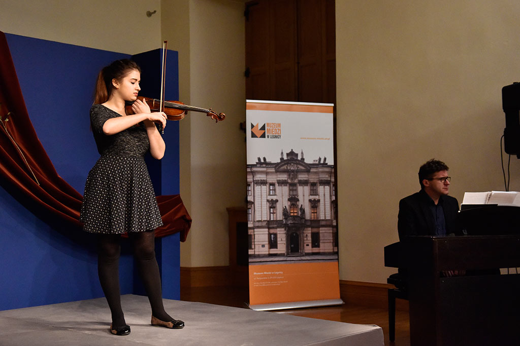 Uczniowie klas instrumentów strunowych wystąpili w muzeum