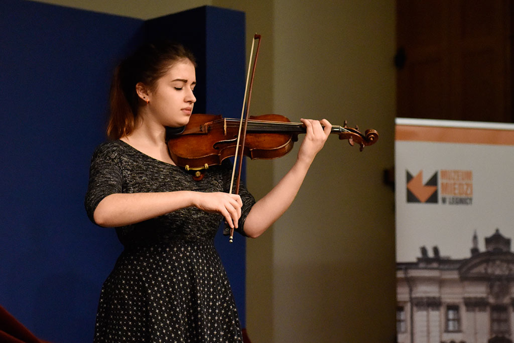 Uczniowie klas instrumentów strunowych wystąpili w muzeum