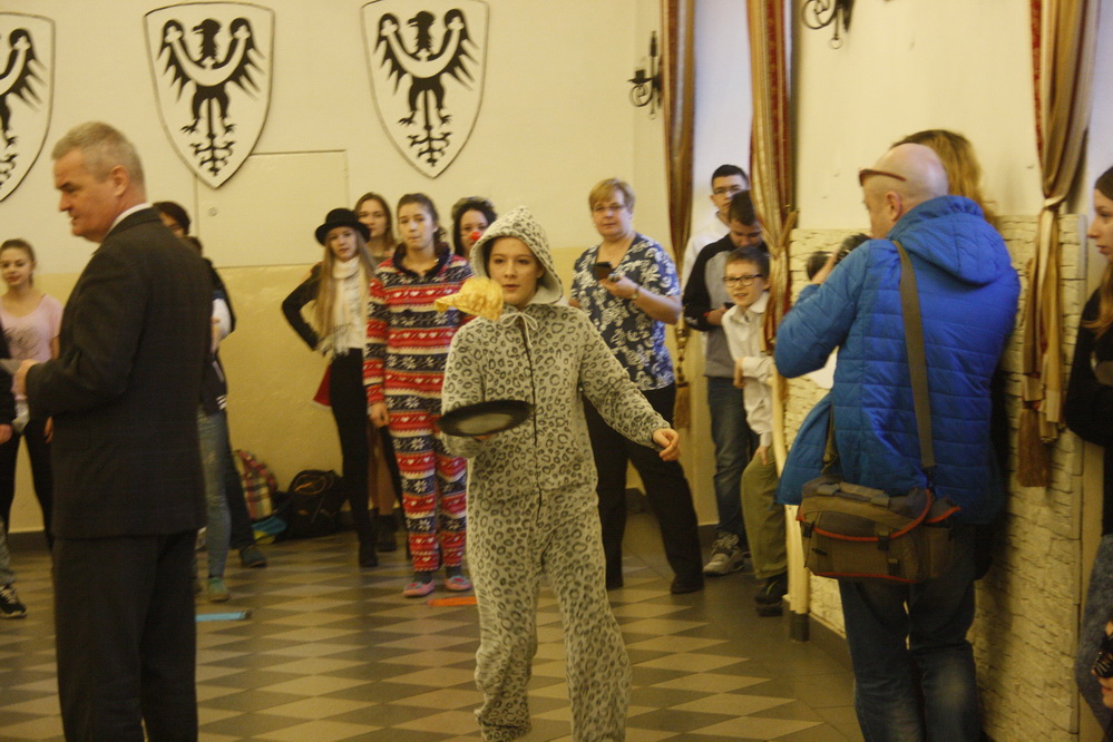 Uczniowie legnickiego Gimnazjum nr 4 biegali z naleśnikiem