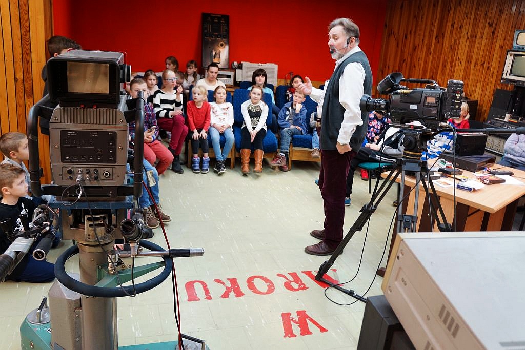 Półkoloniści z Kunic zwiedzili wrocławską siedzibę telewizji