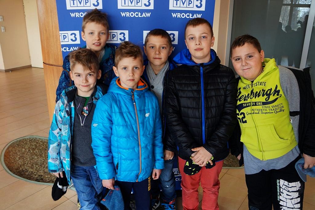 Półkoloniści z Kunic zwiedzili wrocławską siedzibę telewizji