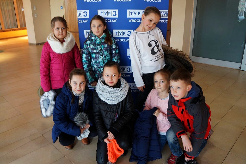 Półkoloniści z Kunic zwiedzili wrocławską siedzibę telewizji