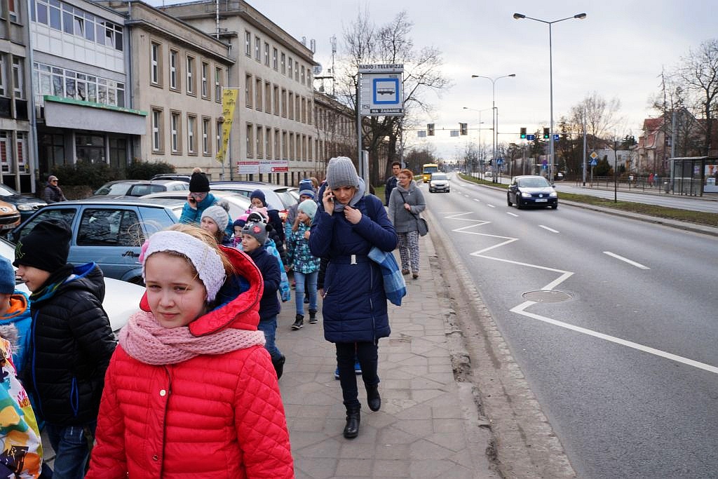 Półkoloniści z Kunic zwiedzili wrocławską siedzibę telewizji