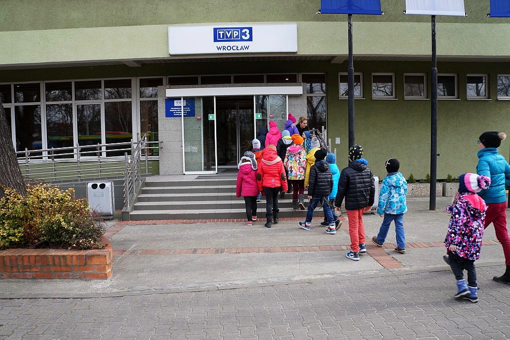 Półkoloniści z Kunic zwiedzili wrocławską siedzibę telewizji