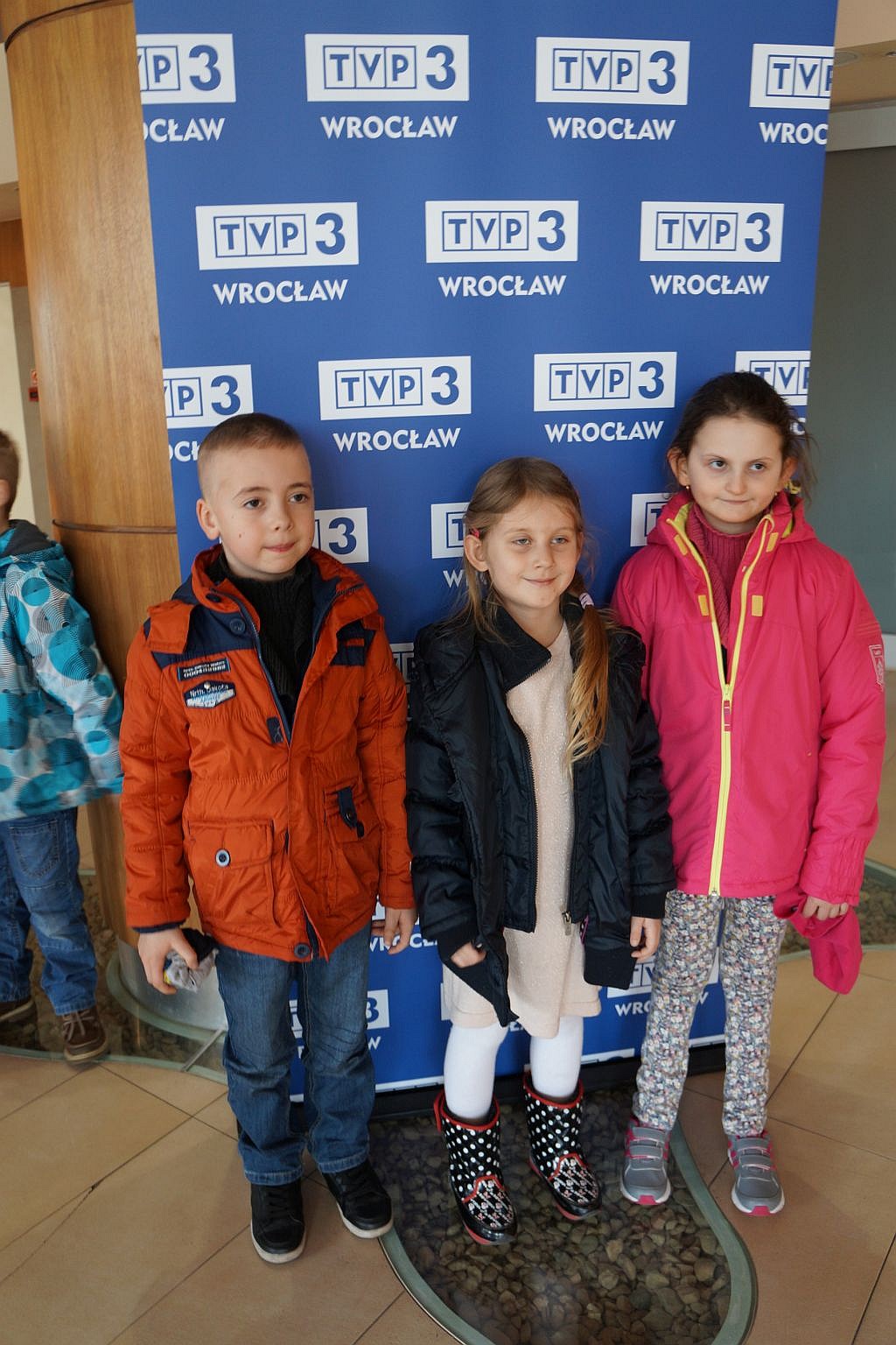 Półkoloniści z Kunic zwiedzili wrocławską siedzibę telewizji