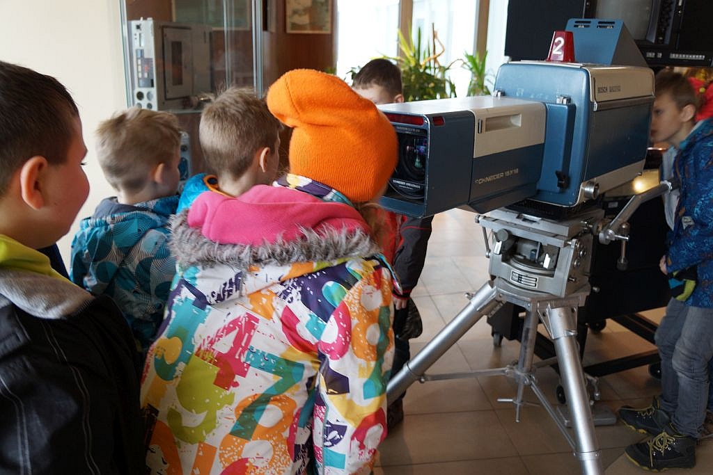Półkoloniści z Kunic zwiedzili wrocławską siedzibę telewizji