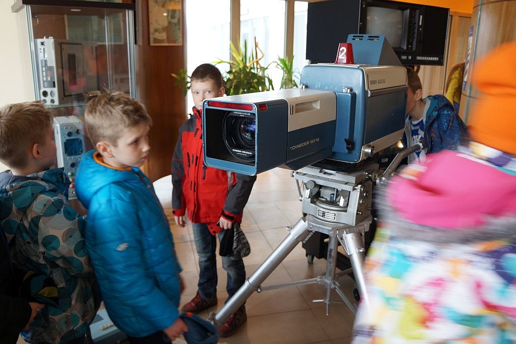 Półkoloniści z Kunic zwiedzili wrocławską siedzibę telewizji