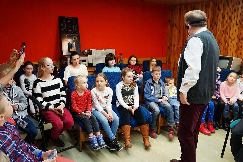 Półkoloniści z Kunic zwiedzili wrocławską siedzibę telewizji