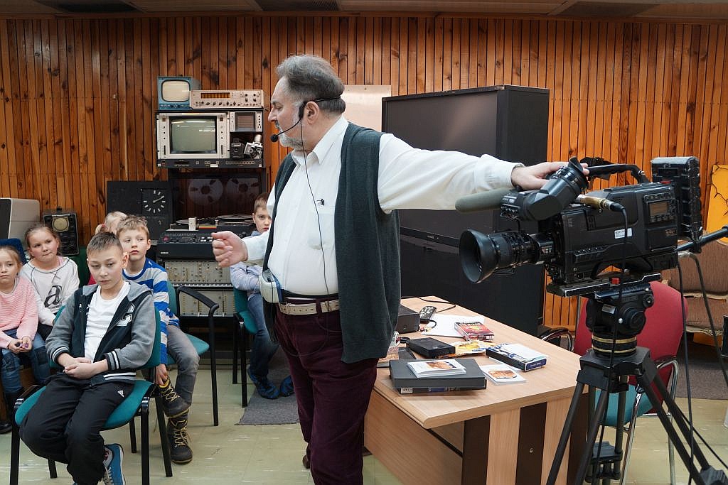 Półkoloniści z Kunic zwiedzili wrocławską siedzibę telewizji