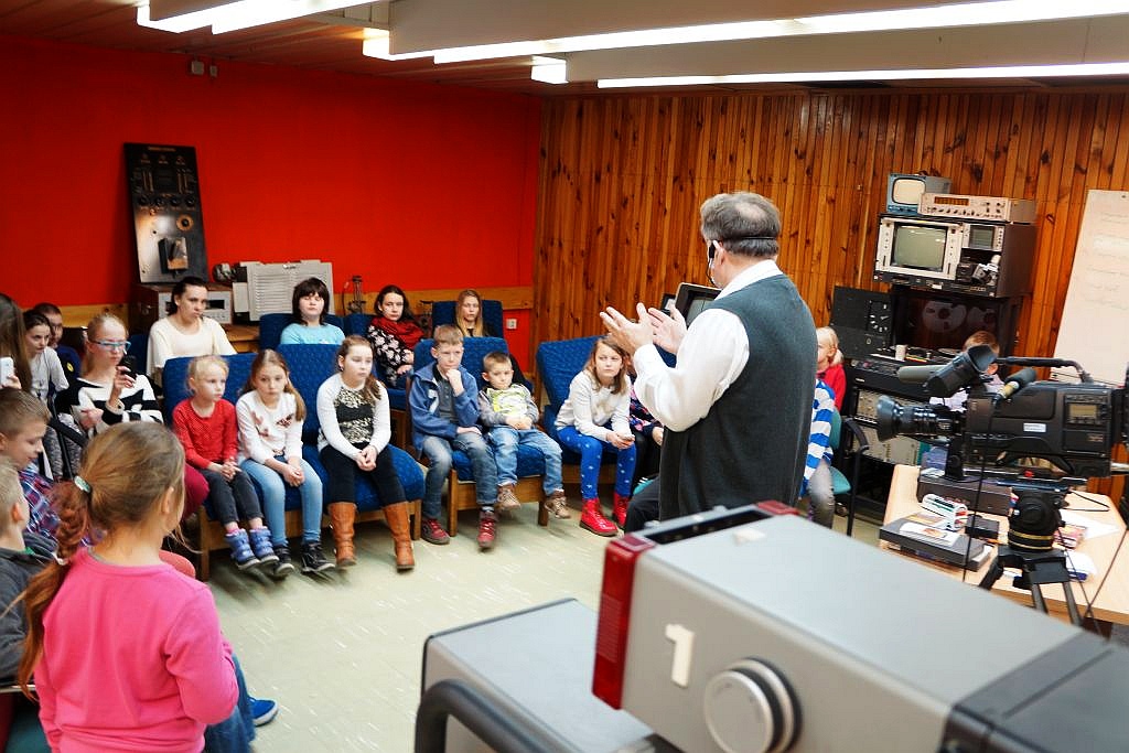 Półkoloniści z Kunic zwiedzili wrocławską siedzibę telewizji