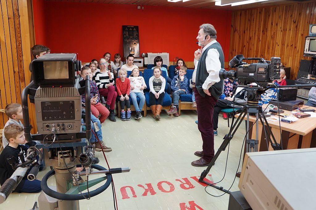 Półkoloniści z Kunic zwiedzili wrocławską siedzibę telewizji
