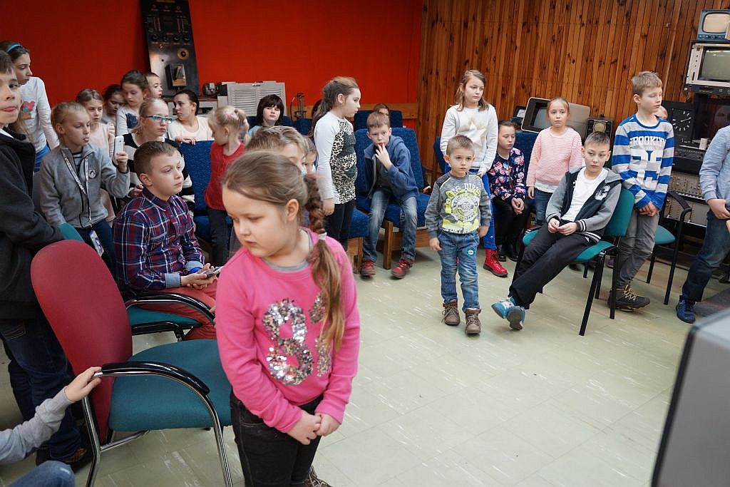 Półkoloniści z Kunic zwiedzili wrocławską siedzibę telewizji