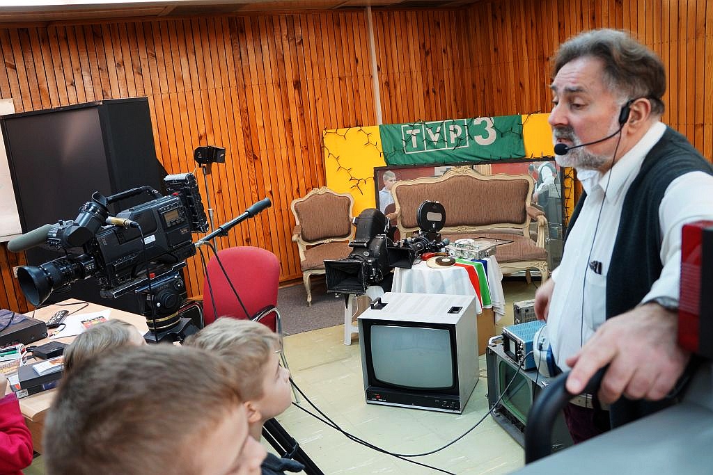 Półkoloniści z Kunic zwiedzili wrocławską siedzibę telewizji