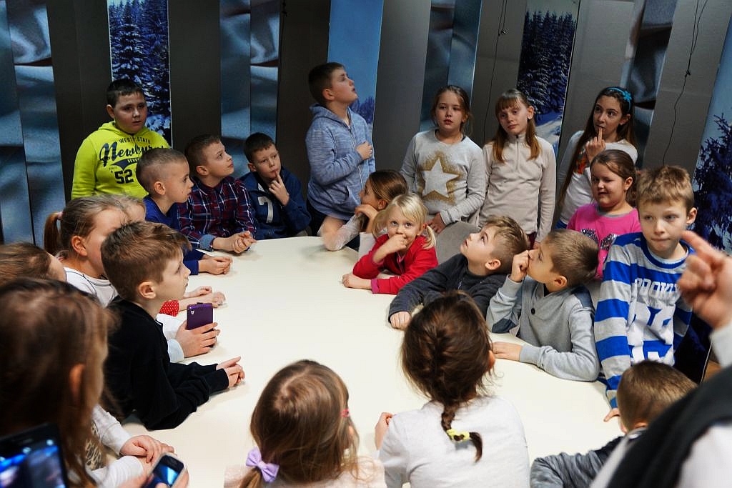 Półkoloniści z Kunic zwiedzili wrocławską siedzibę telewizji