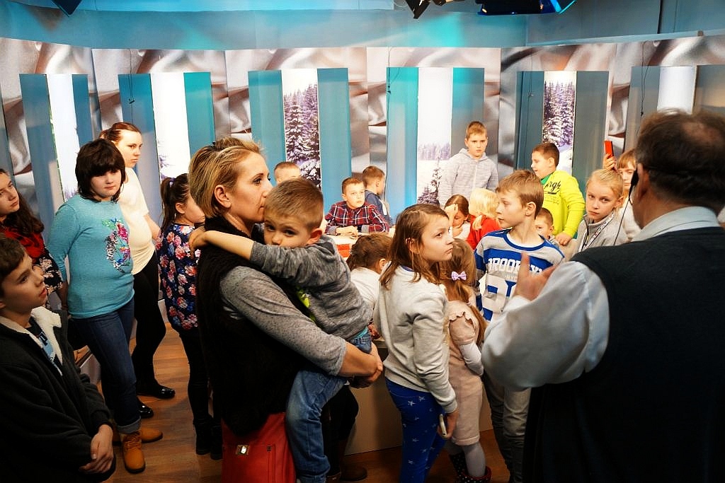 Półkoloniści z Kunic zwiedzili wrocławską siedzibę telewizji