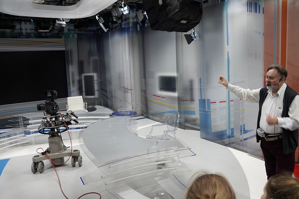 Półkoloniści z Kunic zwiedzili wrocławską siedzibę telewizji