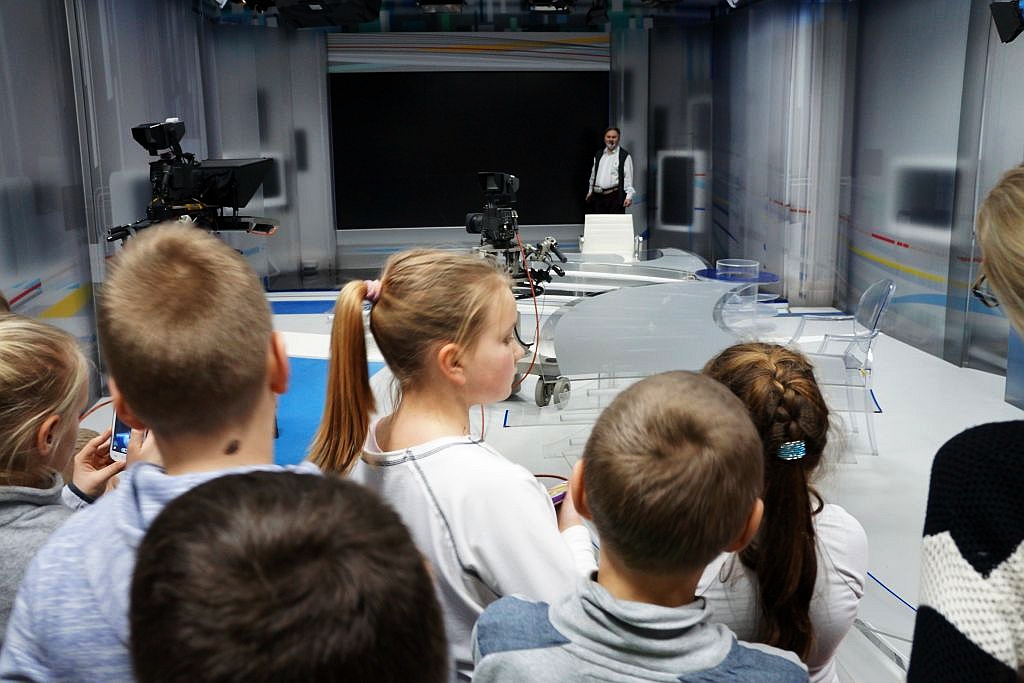 Półkoloniści z Kunic zwiedzili wrocławską siedzibę telewizji