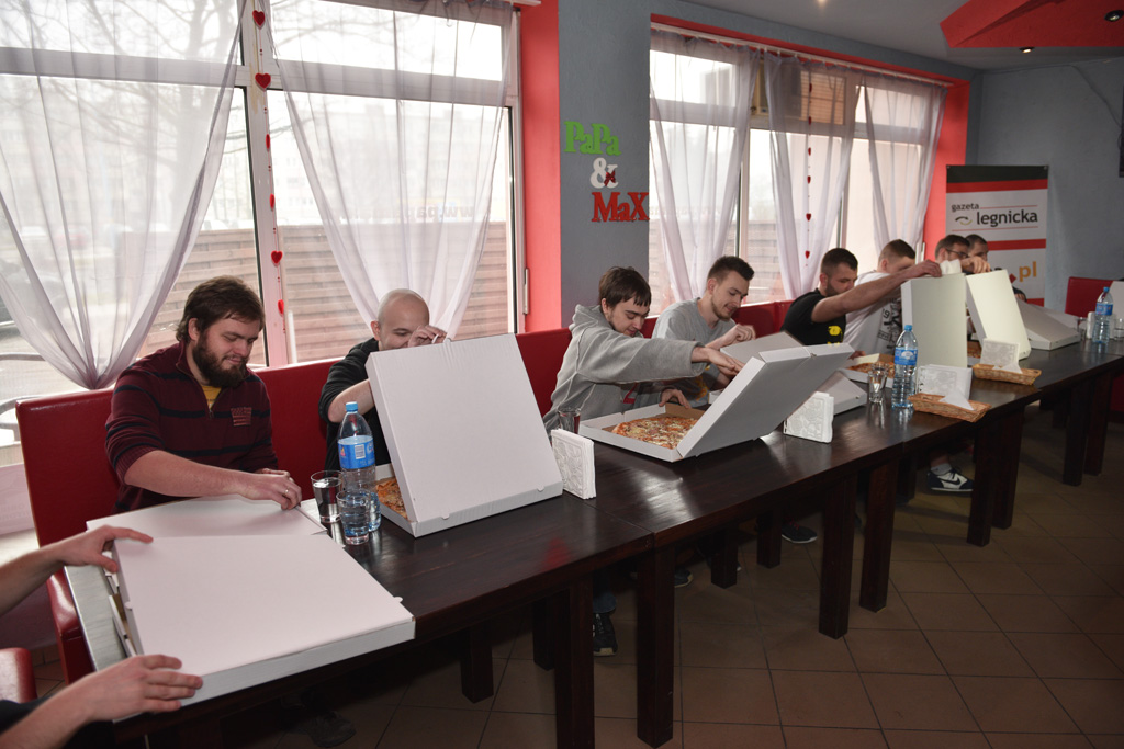 Dziesięciu zawodników zmagało się w jedzeniu pizzy na czas
