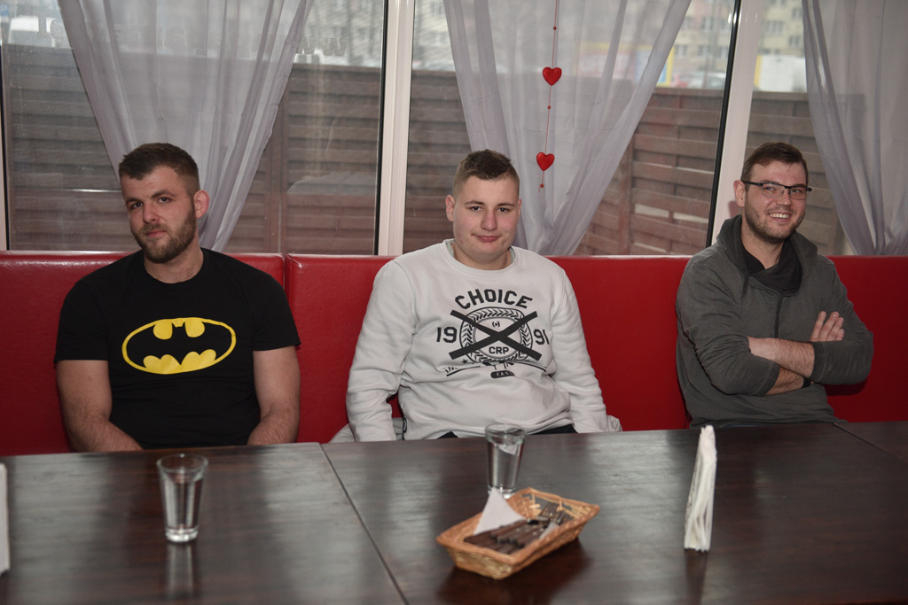 Dziesięciu zawodników zmagało się w jedzeniu pizzy na czas