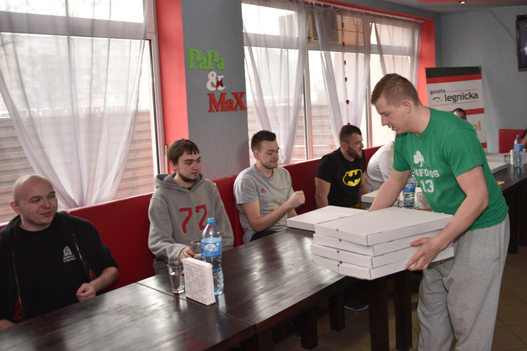 Dziesięciu zawodników zmagało się w jedzeniu pizzy na czas