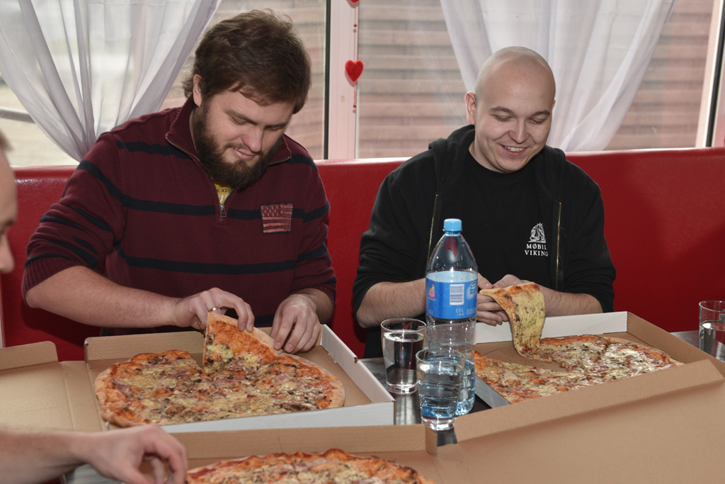 Dziesięciu zawodników zmagało się w jedzeniu pizzy na czas