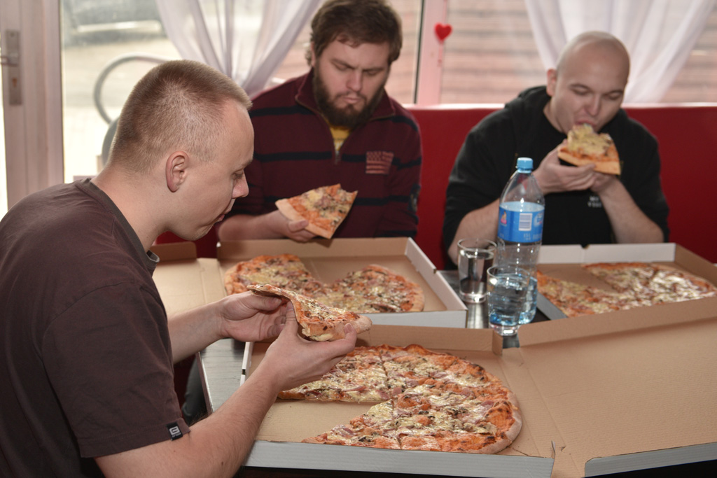 Dziesięciu zawodników zmagało się w jedzeniu pizzy na czas