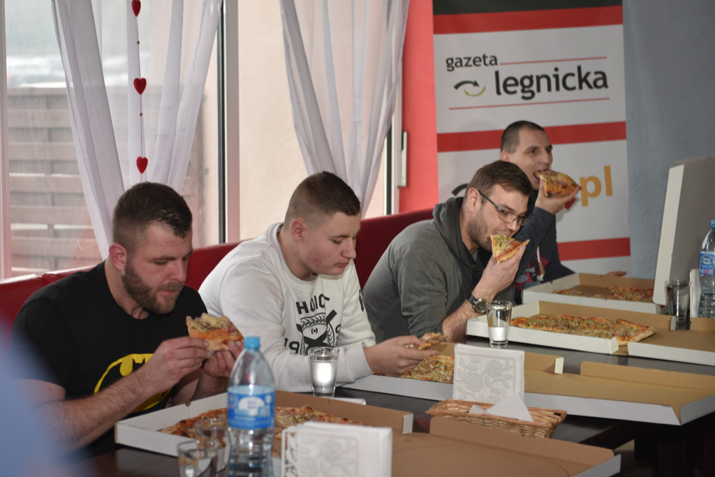 Dziesięciu zawodników zmagało się w jedzeniu pizzy na czas