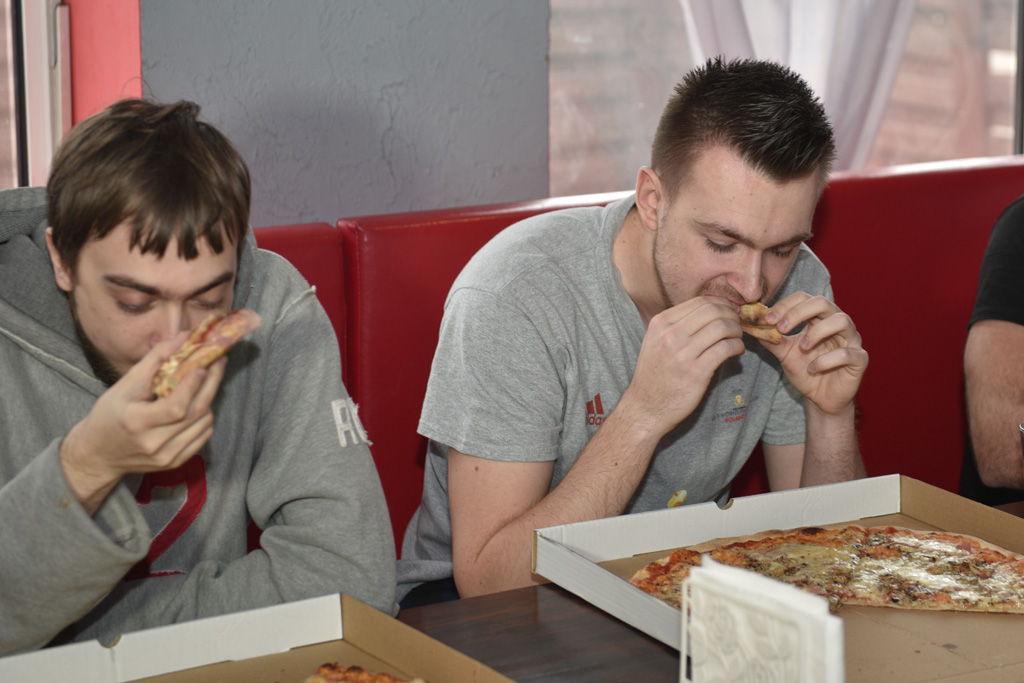 Dziesięciu zawodników zmagało się w jedzeniu pizzy na czas