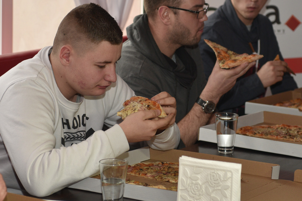 Dziesięciu zawodników zmagało się w jedzeniu pizzy na czas