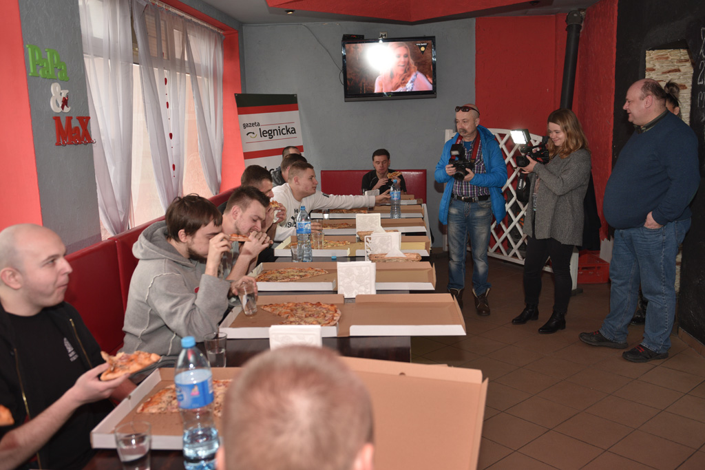 Dziesięciu zawodników zmagało się w jedzeniu pizzy na czas