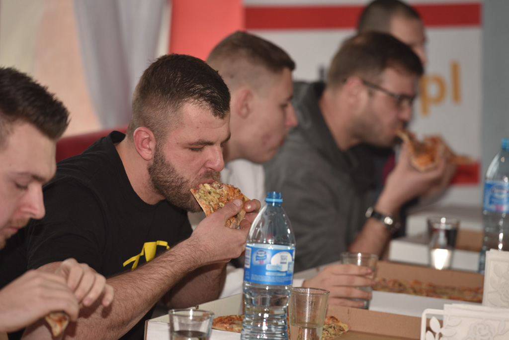 Dziesięciu zawodników zmagało się w jedzeniu pizzy na czas