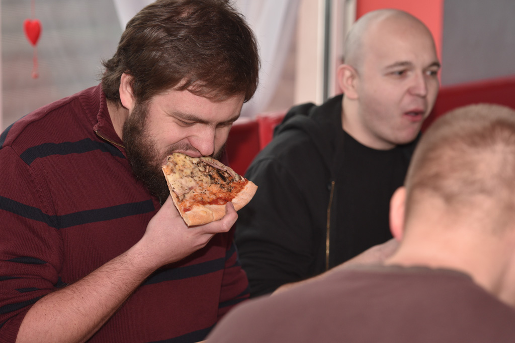 Dziesięciu zawodników zmagało się w jedzeniu pizzy na czas
