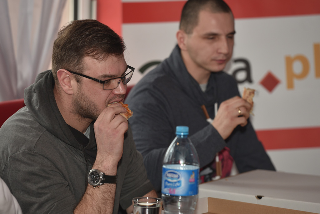 Dziesięciu zawodników zmagało się w jedzeniu pizzy na czas