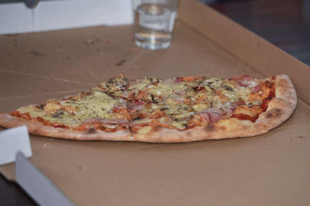 Dziesięciu zawodników zmagało się w jedzeniu pizzy na czas