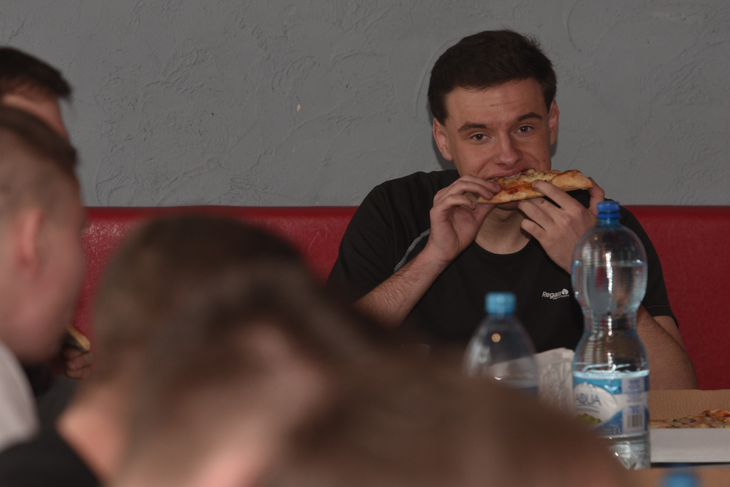 Dziesięciu zawodników zmagało się w jedzeniu pizzy na czas