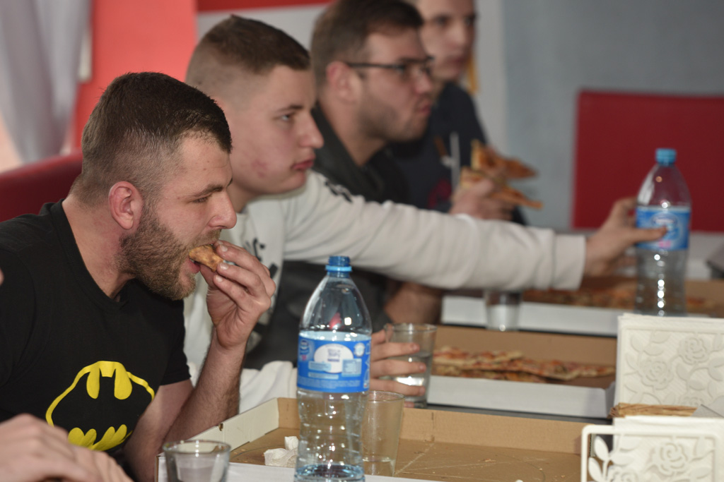 Dziesięciu zawodników zmagało się w jedzeniu pizzy na czas