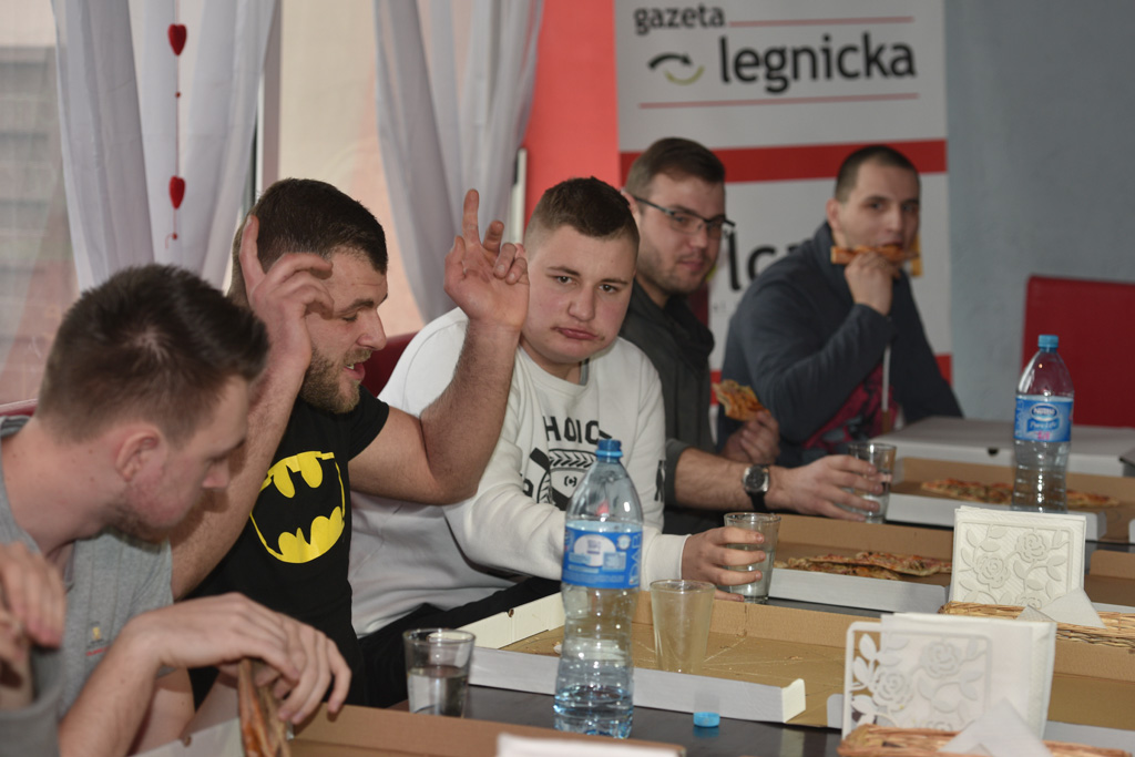 Dziesięciu zawodników zmagało się w jedzeniu pizzy na czas
