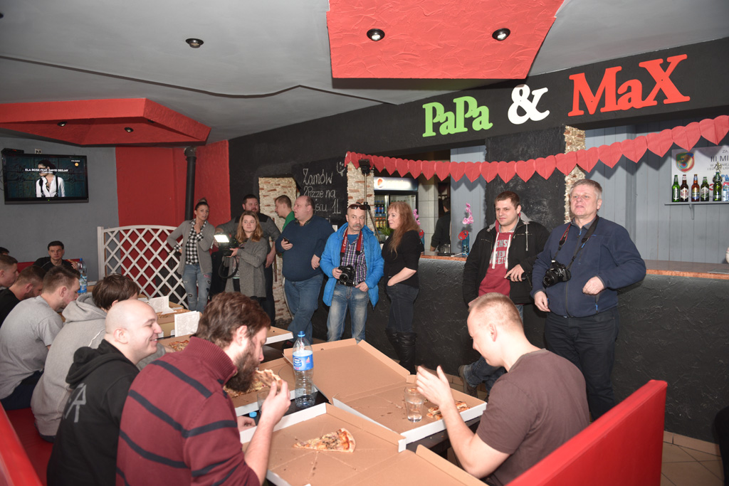 Dziesięciu zawodników zmagało się w jedzeniu pizzy na czas