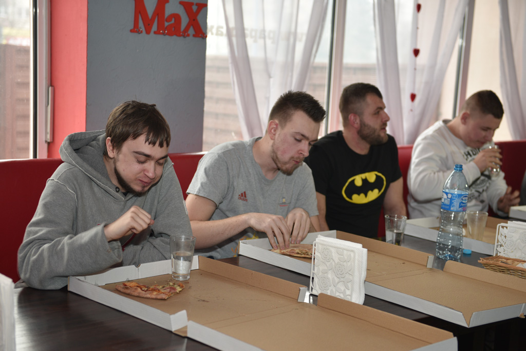 Dziesięciu zawodników zmagało się w jedzeniu pizzy na czas
