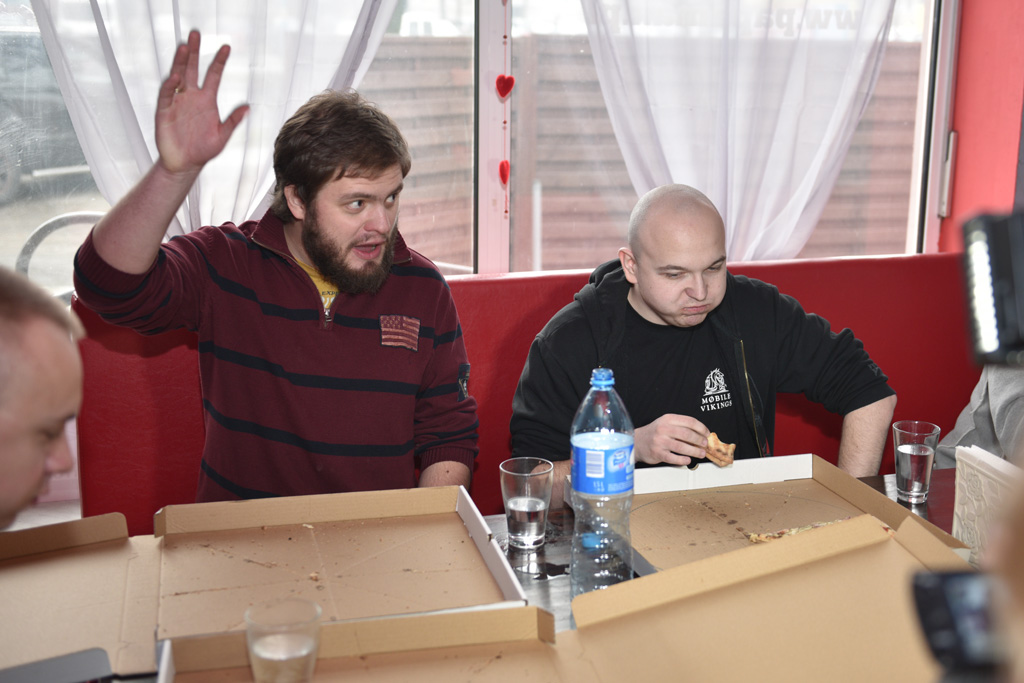 Dziesięciu zawodników zmagało się w jedzeniu pizzy na czas