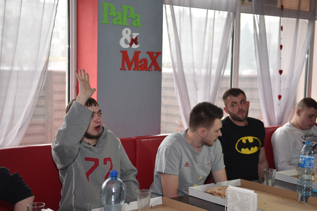 Dziesięciu zawodników zmagało się w jedzeniu pizzy na czas
