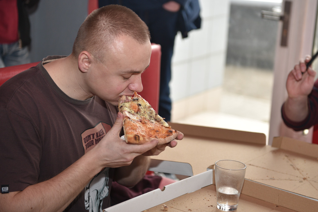 Dziesięciu zawodników zmagało się w jedzeniu pizzy na czas