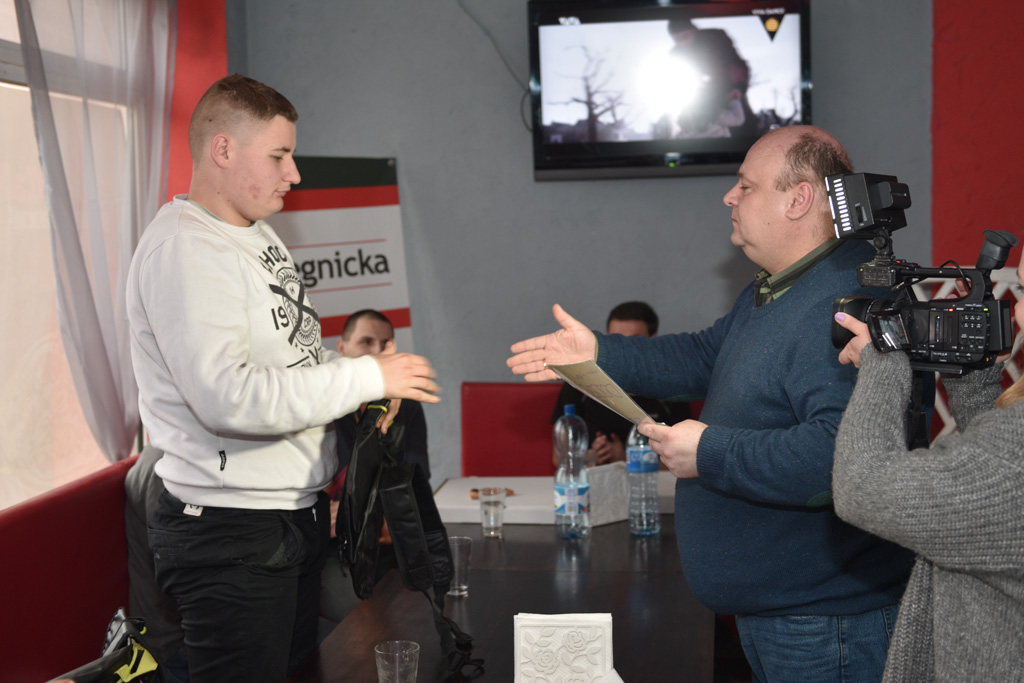 Dziesięciu zawodników zmagało się w jedzeniu pizzy na czas