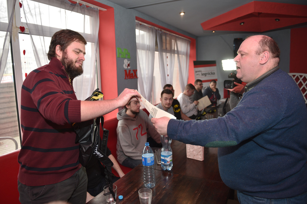 Dziesięciu zawodników zmagało się w jedzeniu pizzy na czas