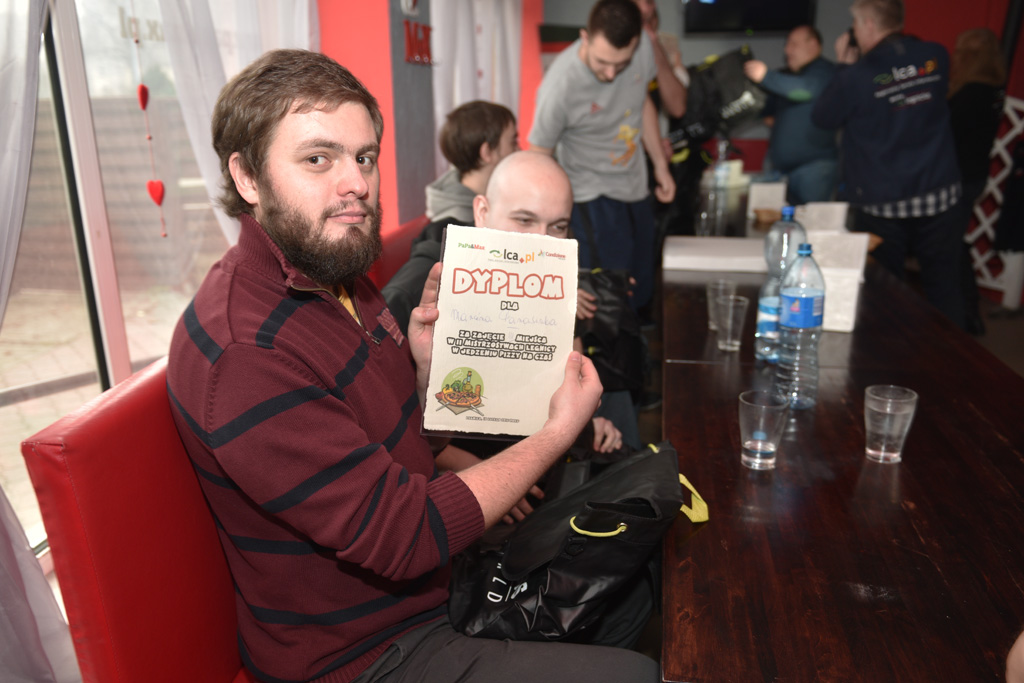 Dziesięciu zawodników zmagało się w jedzeniu pizzy na czas